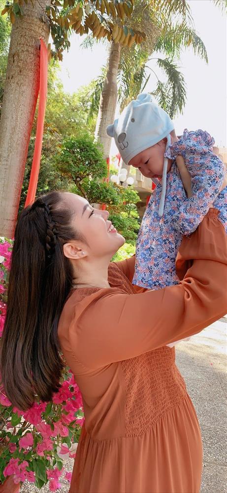 Gia đình Lê Phương mặc đồ đôi, tự đào lại ảnh phát tướng khi sinh con-8