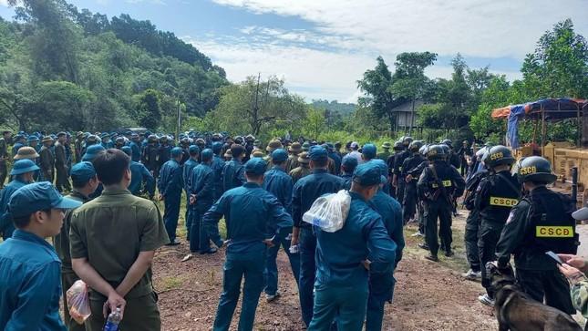 Hàng trăm người truy tìm gã con rể chém cả gia đình vợ-3