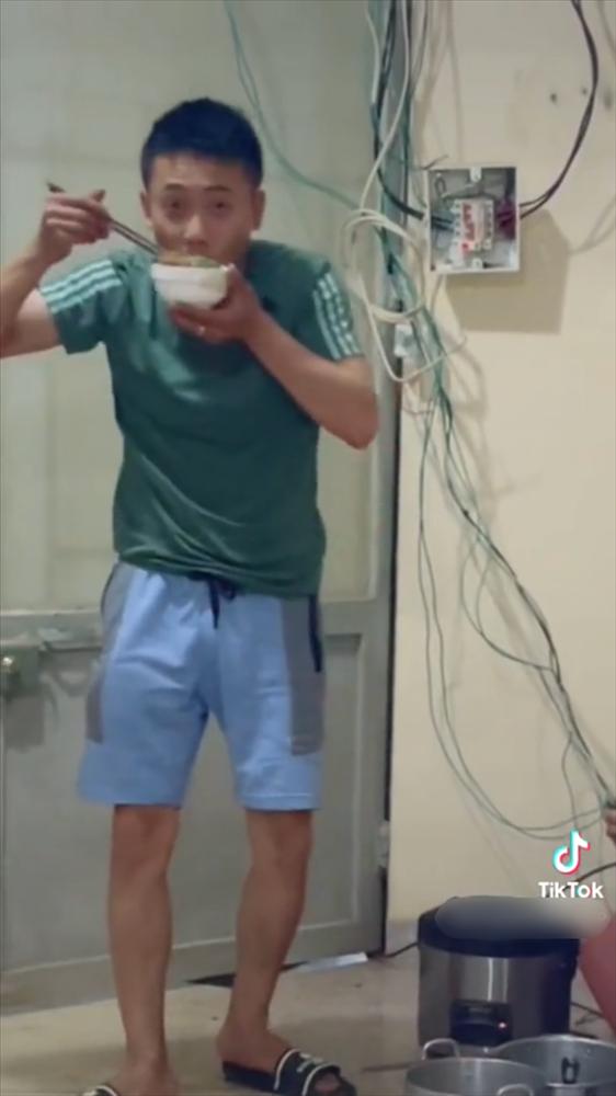 Có tài sản bạc tỷ, ngỡ ngàng ảnh bữa cơm của Quang Linh Vlog-5