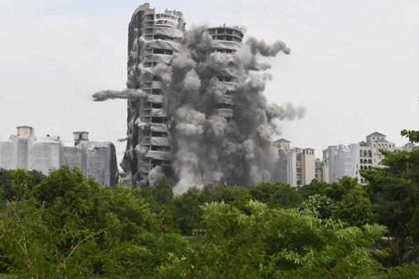 Tòa tháp đôi 30 tầng ở Ấn Độ đổ sập trong chớp mắt-2