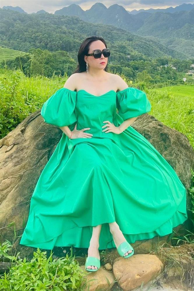 Phượng Chanel u mê những chiếc váy trễ vai nhưng kén dáng-1