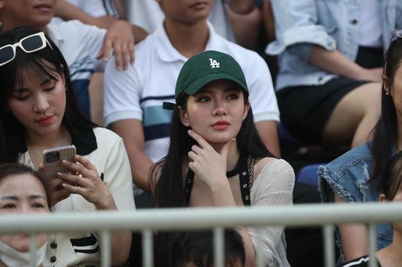 Danh tính gái đẹp dân mạng náo loạn tìm info trên SVĐ Vinh-1