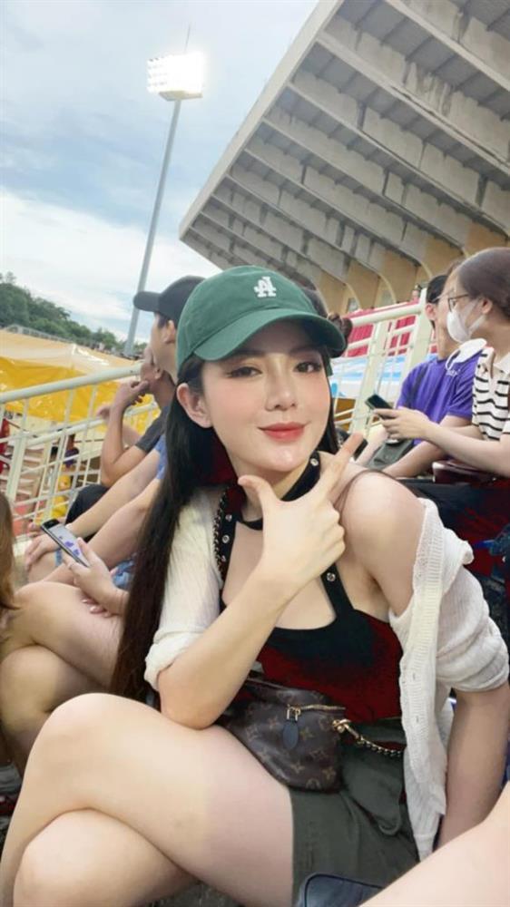 Danh tính gái đẹp dân mạng náo loạn tìm info trên SVĐ Vinh-2