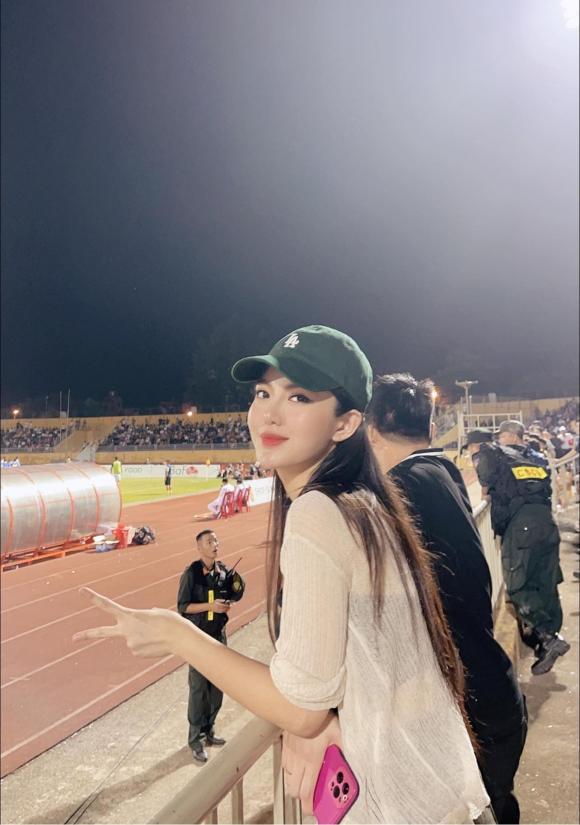 Danh tính gái đẹp dân mạng náo loạn tìm info trên SVĐ Vinh-3