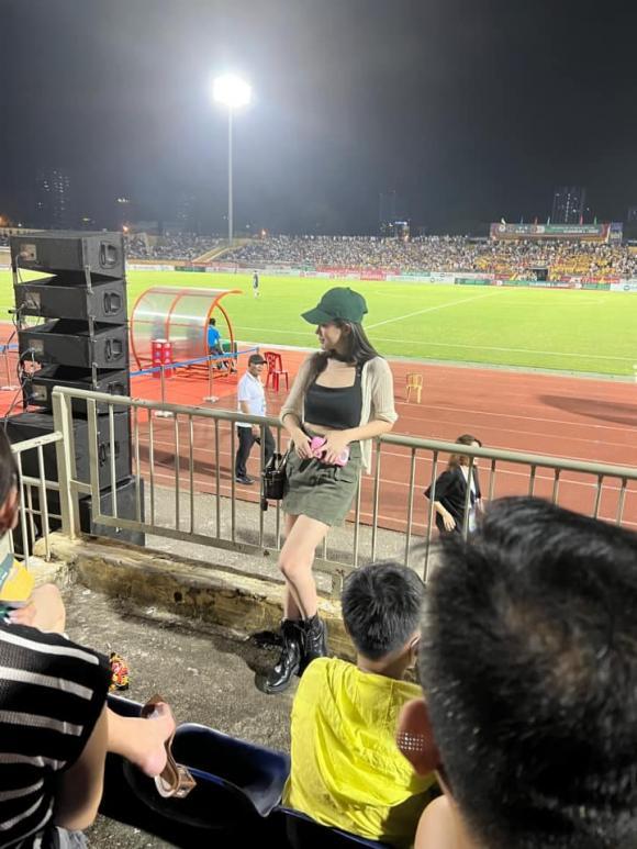 Danh tính gái đẹp dân mạng náo loạn tìm info trên SVĐ Vinh-4