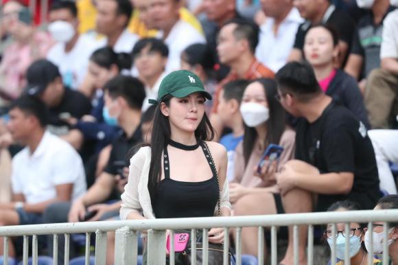 Danh tính gái đẹp dân mạng náo loạn tìm info trên SVĐ Vinh-5