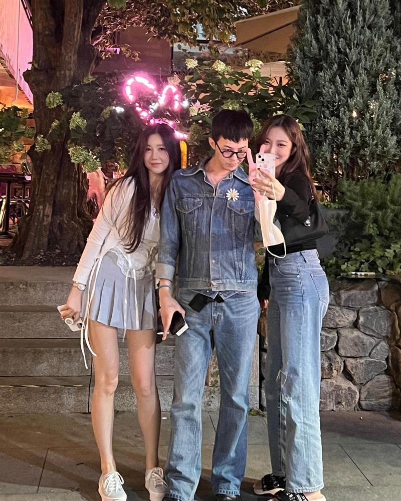 G-Dragon thoải mái chụp hình cùng gái lạ sau tin đồn chia tay Jennie-1