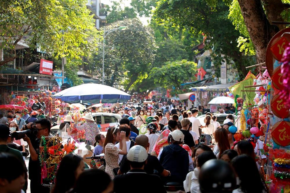 Phố Hàng Mã chật kín người đổ về vui chơi trước dịp Trung thu-1