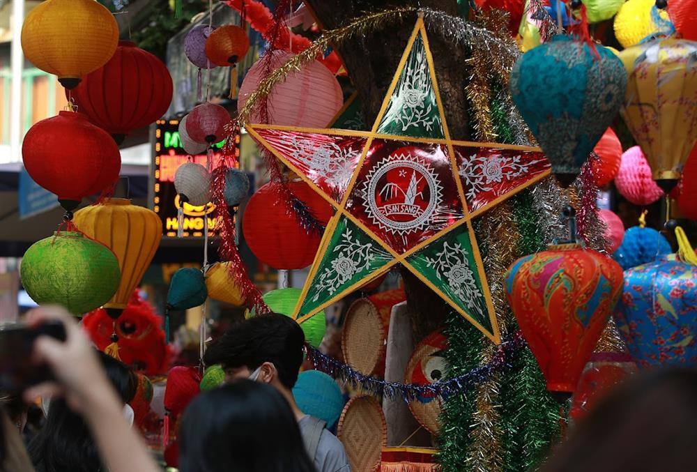 Phố Hàng Mã chật kín người đổ về vui chơi trước dịp Trung thu-4