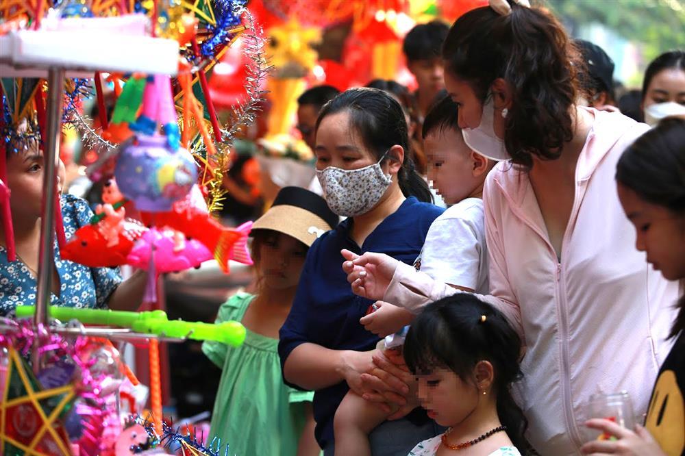 Phố Hàng Mã chật kín người đổ về vui chơi trước dịp Trung thu-6