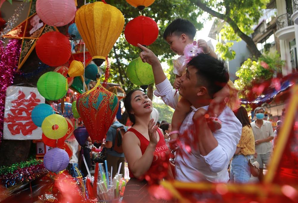 Phố Hàng Mã chật kín người đổ về vui chơi trước dịp Trung thu-8