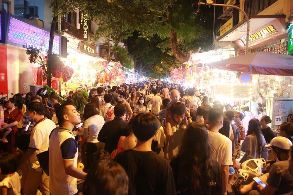 Phố Hàng Mã chật kín người đổ về vui chơi trước dịp Trung thu-11