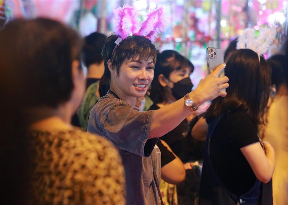 Phố Hàng Mã chật kín người đổ về vui chơi trước dịp Trung thu-15