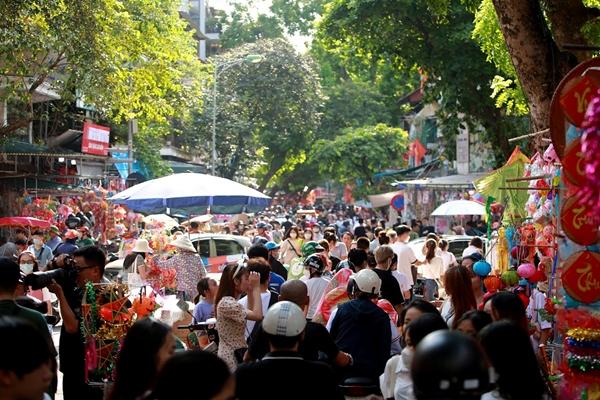 Dân xếp hàng từ sáng sớm mua bánh Trung thu nức tiếng Hải Phòng-15