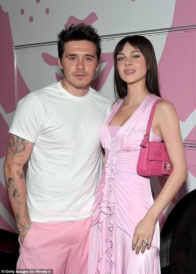 Cậu cả nhà Beckham khóa môi bà xã giữa tranh cãi kỹ năng đầu bếp-2