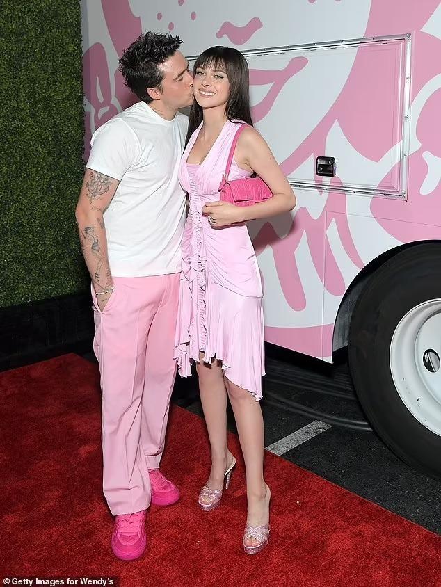 Cậu cả nhà Beckham khóa môi bà xã giữa tranh cãi kỹ năng đầu bếp-4