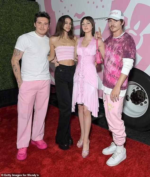 Cậu cả nhà Beckham khóa môi bà xã giữa tranh cãi kỹ năng đầu bếp-5