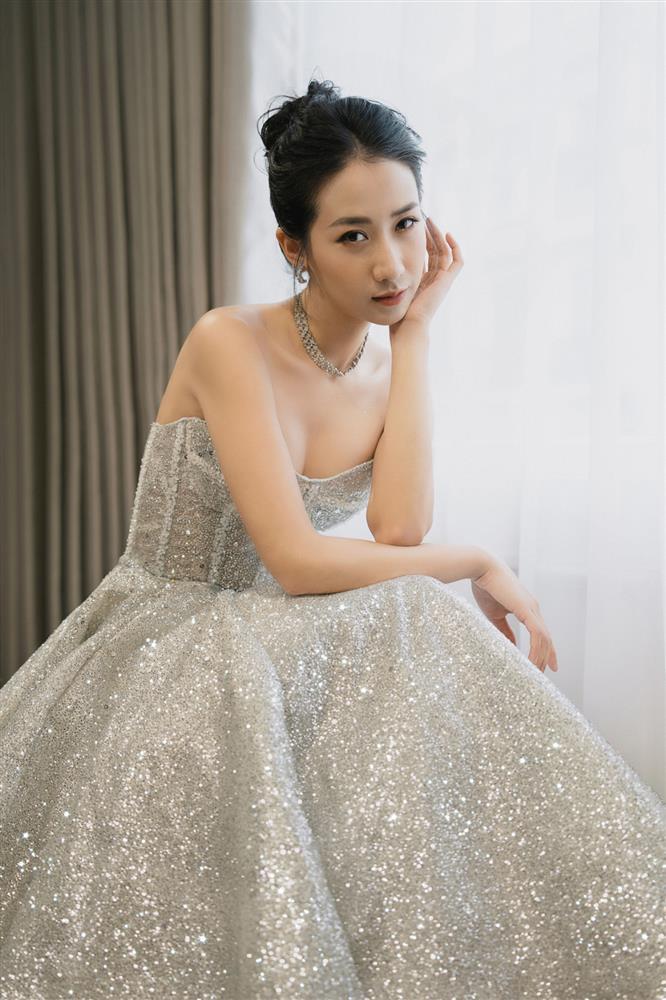 Hot girl Kiều Ly thử váy cưới phát sáng trong đêm đen-1