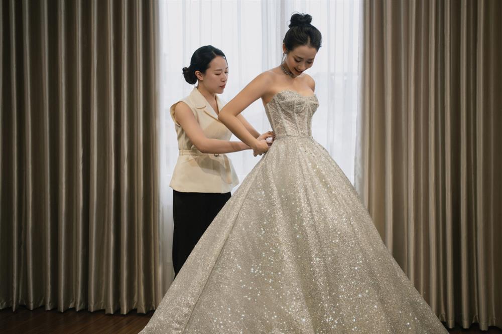 Hot girl Kiều Ly thử váy cưới phát sáng trong đêm đen-2