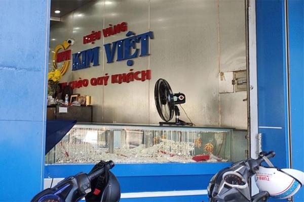 Clip: Khiếp vía với kẻ ngáo đá dùng búa đập tiệm vàng-2