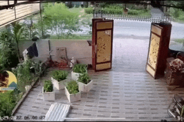 Ớn lạnh ô tô lao như 'thiêu thân', hất bay 1 người tử vong tại chỗ