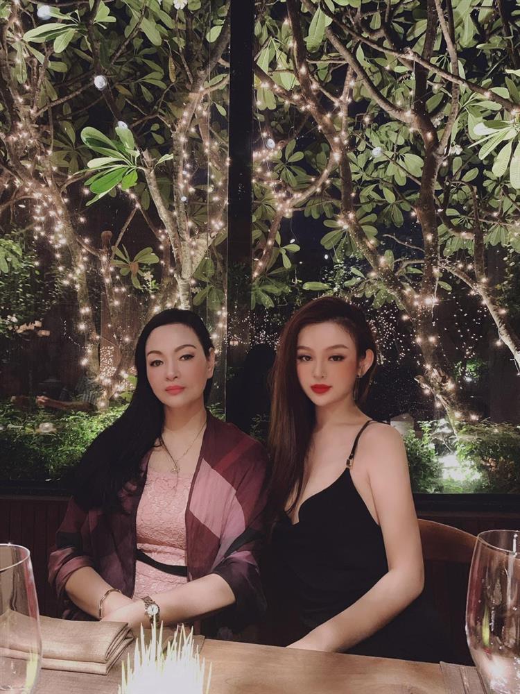 Mẹ Huyền Baby hiếm hoi lộ diện, như 2 chị em với con gái-2