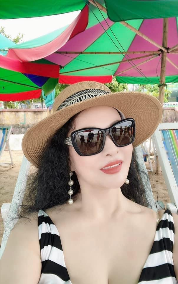 Mẹ Huyền Baby hiếm hoi lộ diện, như 2 chị em với con gái-8