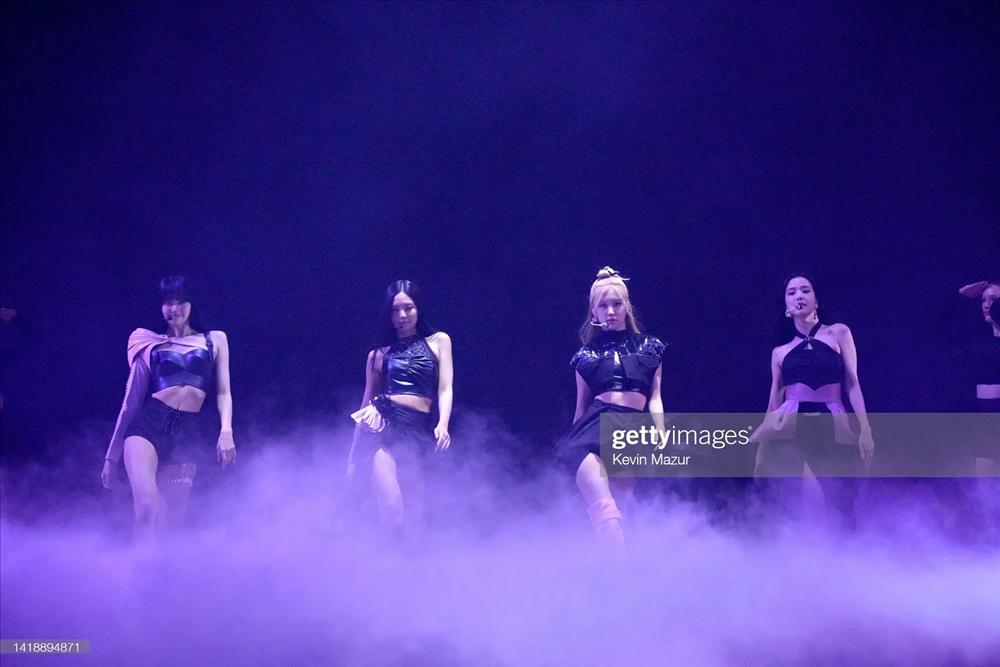 BLACKPINK nổi nhất VMAs 2022: Rắn chúa Taylor Swift quẩy Pink Venom-7