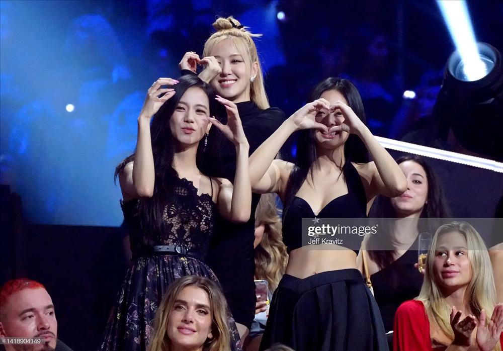 BLACKPINK nổi nhất VMAs 2022: Rắn chúa Taylor Swift quẩy Pink Venom-9