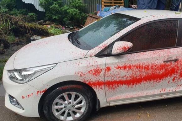 Xôn xao ảnh đế giày cao gót xuyên thủng kính xe ô tô-8