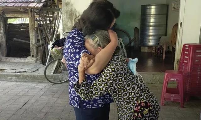 Mẹ con ngỡ ngàng gặp lại nhau sau 49 năm nghe tin con đã mất-7