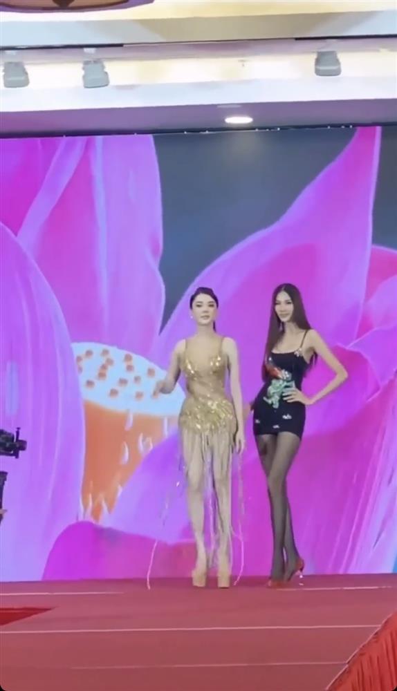 Lâm Khánh Chi catwalk 2 hàng, cặp giò có đọ được Hoàng Thùy?-1