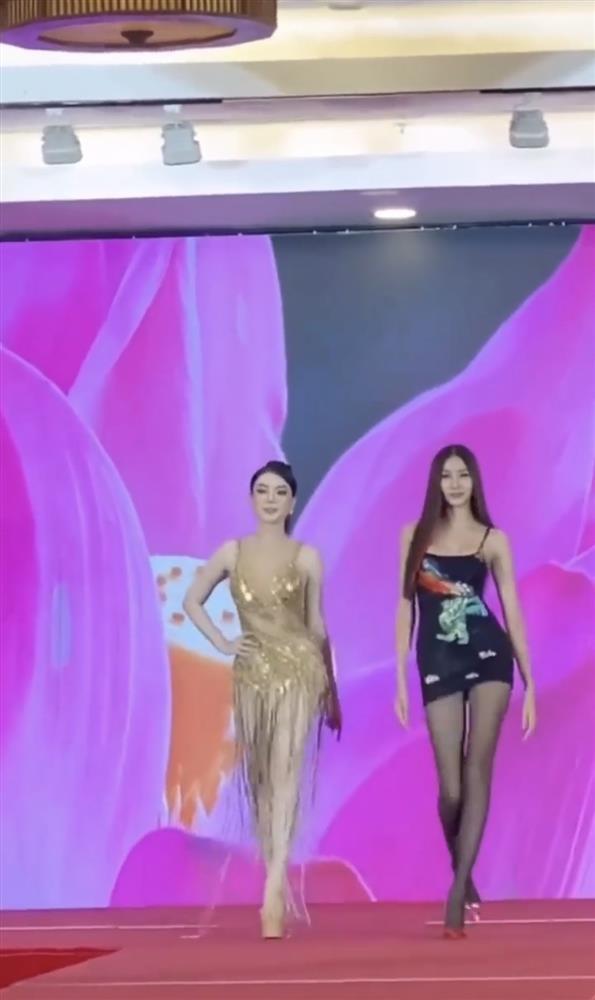 Lâm Khánh Chi catwalk 2 hàng, cặp giò có đọ được Hoàng Thùy?-2