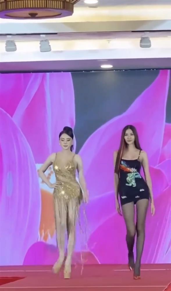 Lâm Khánh Chi catwalk 2 hàng, cặp giò có đọ được Hoàng Thùy?-3