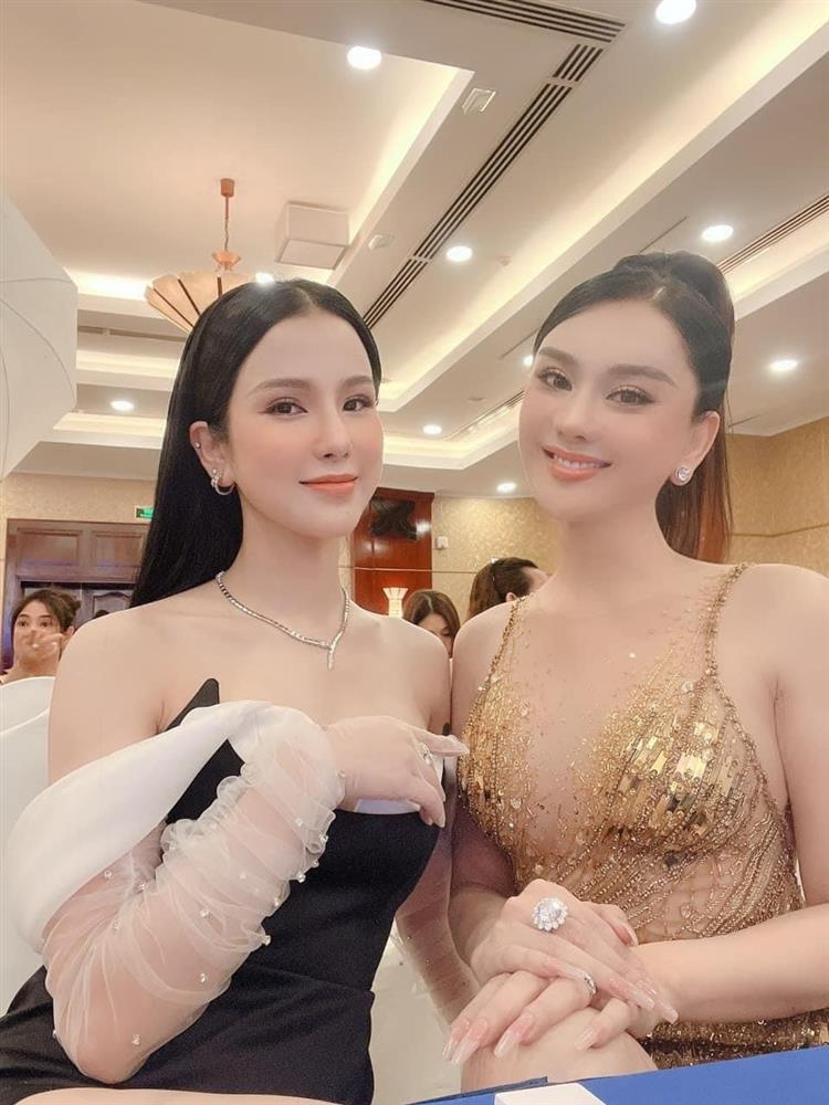 Lâm Khánh Chi catwalk 2 hàng, cặp giò có đọ được Hoàng Thùy?-4