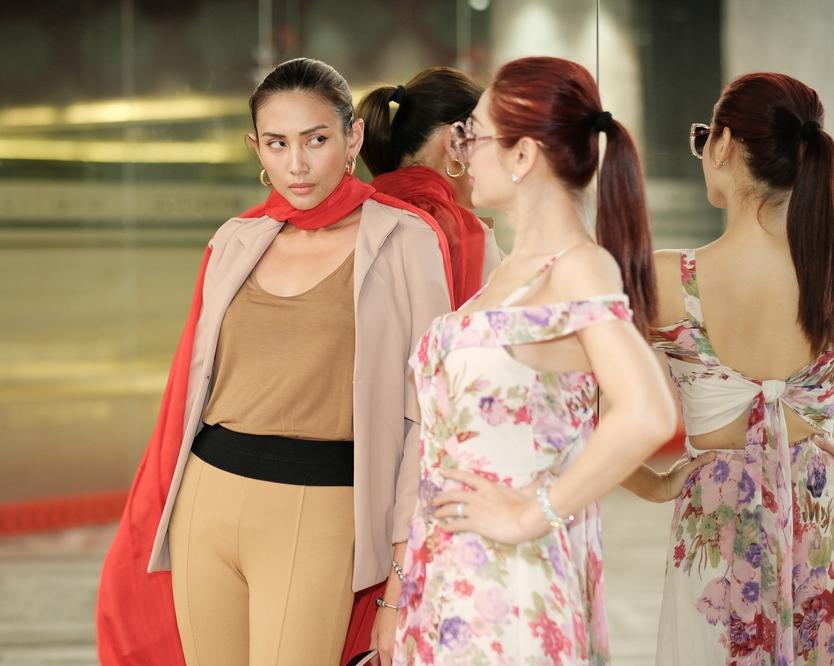 Lâm Khánh Chi catwalk 2 hàng, cặp giò có đọ được Hoàng Thùy?-6