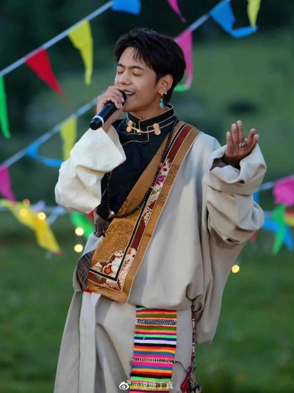 Mặt trái hào quang của chàng chăn bò gia nhập showbiz-2