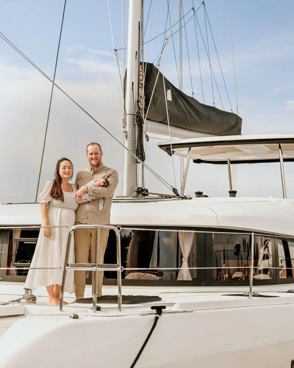 Bán nhà nghỉ hưu sớm, cả nhà sống trên thuyền buồm đi khắp thế giới-1