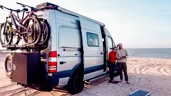 Bán nhà nghỉ hưu sớm, cả nhà sống trên thuyền buồm đi khắp thế giới-2