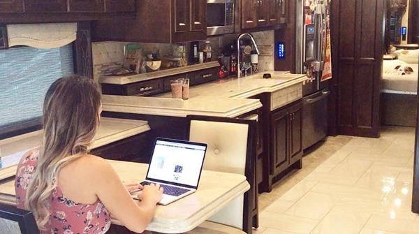 Bán nhà nghỉ hưu sớm, cả nhà sống trên thuyền buồm đi khắp thế giới-7