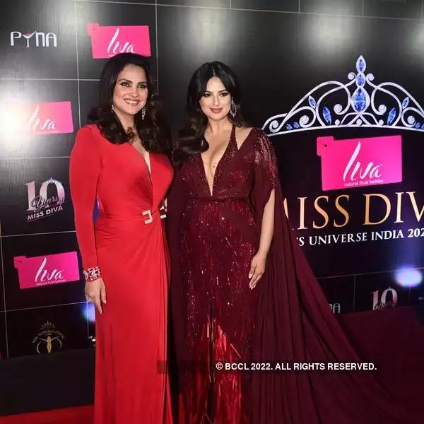 2 Miss Universe của Ấn Độ chụp chung: Gái trẻ lép vế gừng già-3