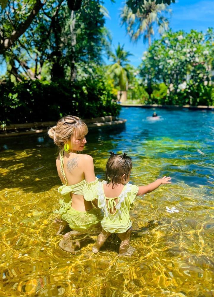 Lần đầu xuất ngoại, biểu cảm tấu hài siêu yêu ái nữ nhà Mạc Văn Khoa-2