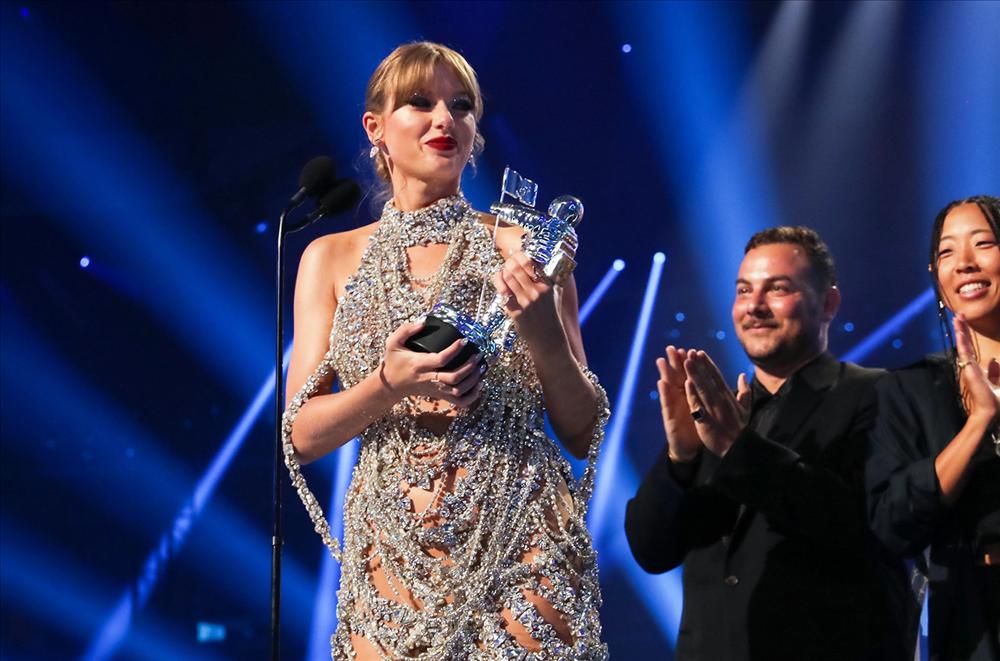 Bạn trai dẫn Taylor Swift trốn paparazzi khi dự tiệc sau VMAs 2022-1
