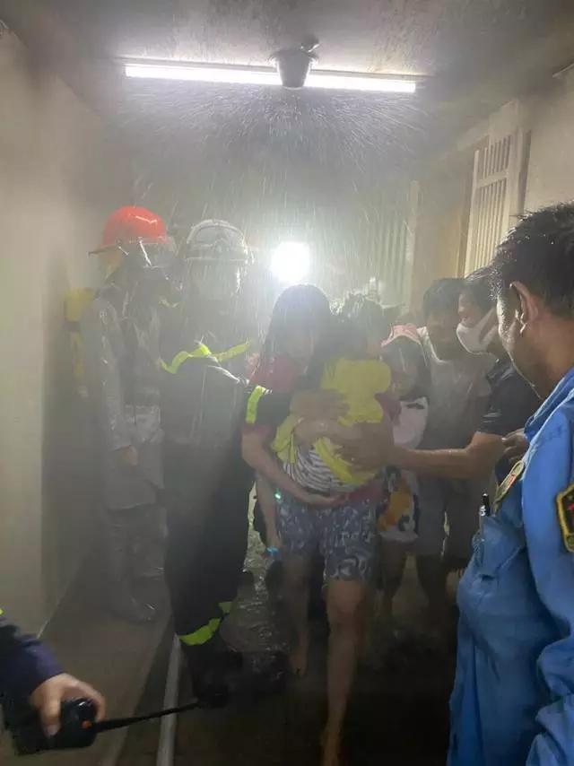 Cứu sống 4 người từ đám cháy tầng 10 chung cư Hà Đông - Hà Nội-1