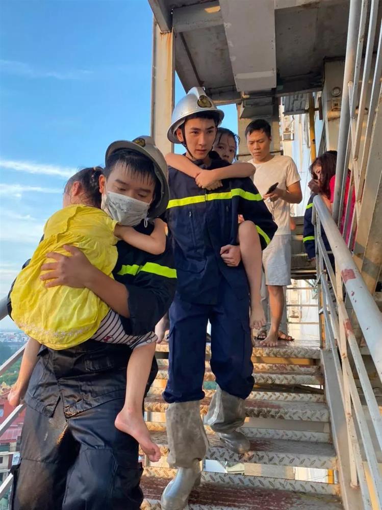 Cứu sống 4 người từ đám cháy tầng 10 chung cư Hà Đông - Hà Nội-2