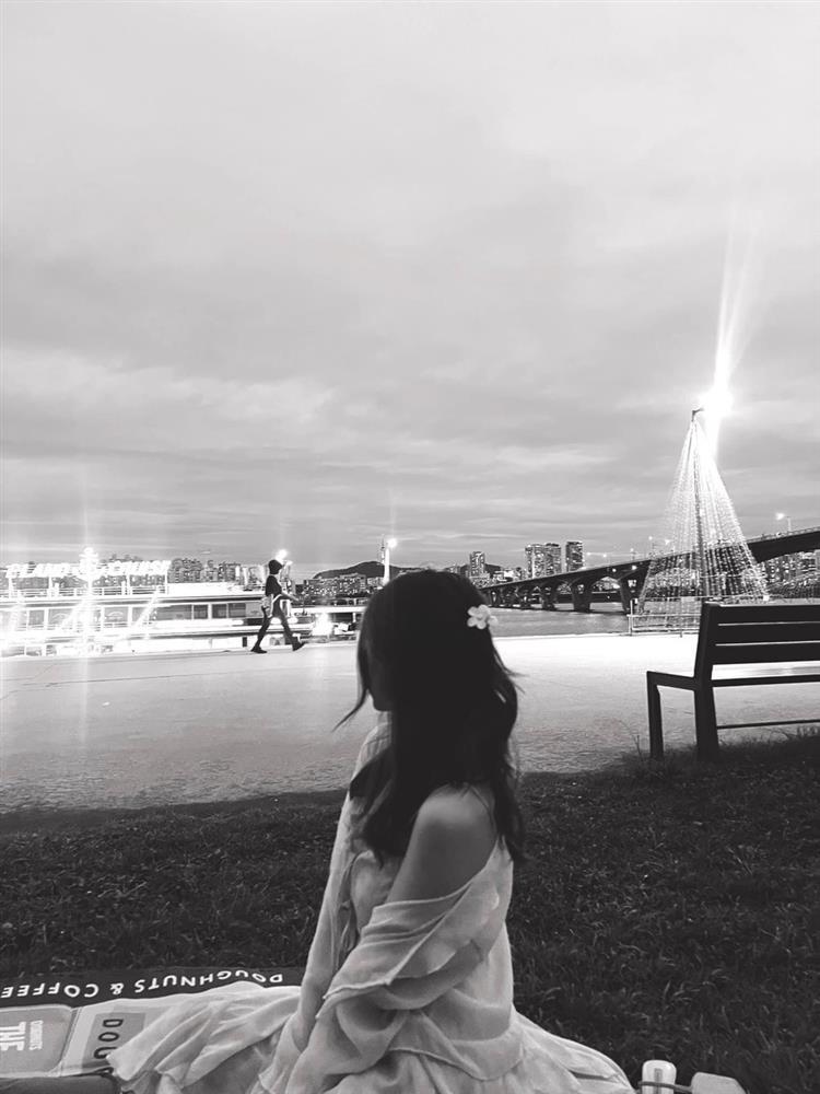 Hòa Minzy để lộ nhược điểm hình thể khi tạo dáng hững hờ-4