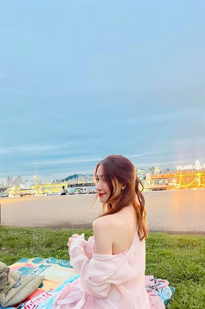 Hòa Minzy để lộ nhược điểm hình thể khi tạo dáng hững hờ-3