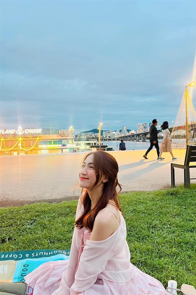 Hòa Minzy để lộ nhược điểm hình thể khi tạo dáng hững hờ-2