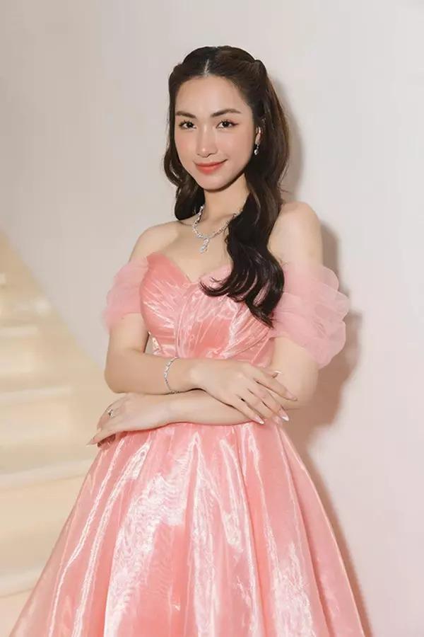 Hòa Minzy để lộ nhược điểm hình thể khi tạo dáng hững hờ-10