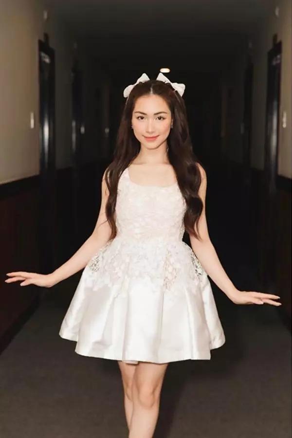 Hòa Minzy để lộ nhược điểm hình thể khi tạo dáng hững hờ-11